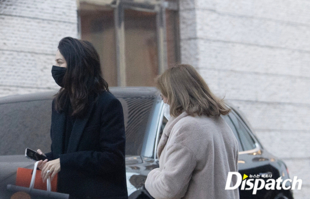 Dispatch Sebar Gambar Katy Louise Saunders Shopping Pakaian Bayi Bersama Ibunya Di Korea 1 1675106736 image