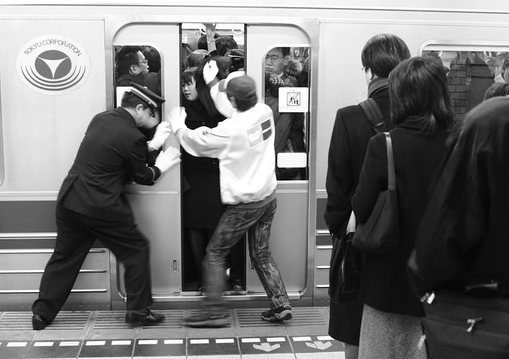 Oshiya Atau Penolak Keretapi Bersarung Tangan Putih Di Jepun 4 1B254426 864C 454F A9CF 314FCB3E02D6