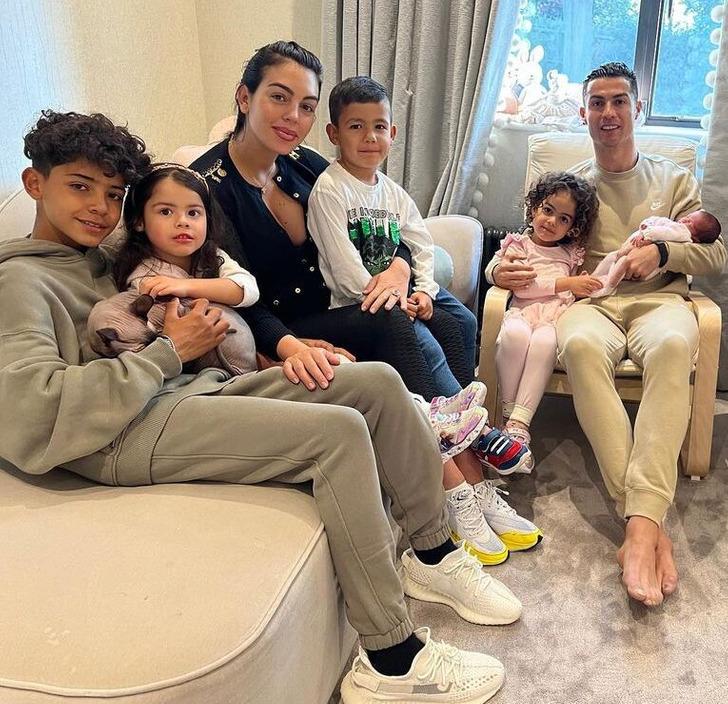 Cristiano Ronaldo Menyimpan Abu Mayat Bayi dan Bapanya Di Kediamannya 1 35A924A4 7FC1 4780 91E4 12BBBF23ACF8