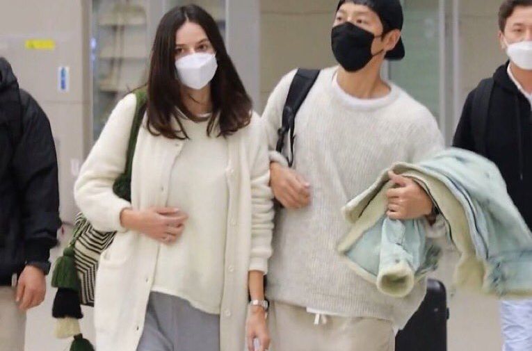 Dispatch Sebar Gambar Katy Louise Saunders Shopping Pakaian Bayi Bersama Ibunya Di Korea 4 4201662675