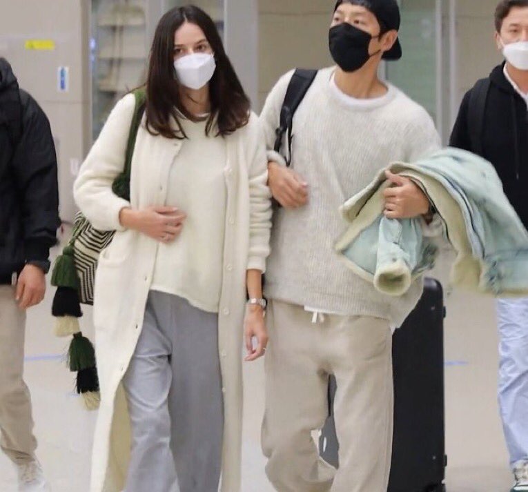 Song Joong Ki dan Katy Louise Saunders Jatuh Cinta Ketika Di Set Perfileman Vincenzo 2 A6F38E95 CF1D 4530 B99B EBE715C0A7A0