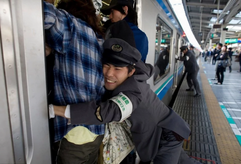 Oshiya Atau Penolak Keretapi Bersarung Tangan Putih Di Jepun 5 EF2A3500 DED3 4E8B 950A 7B655CC8AF6B