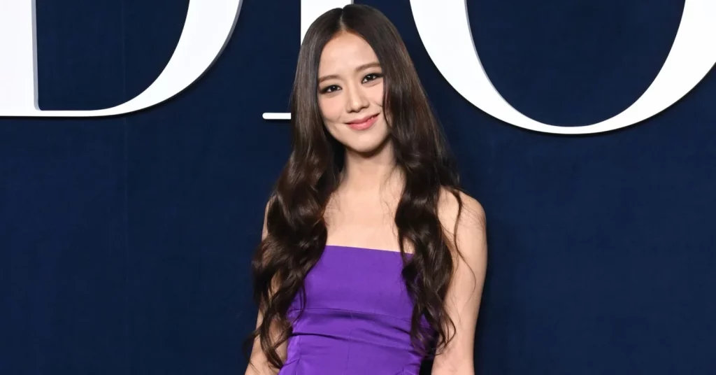Jisoo BLACKPINK Kelihatan Takut, Seorang Kakitangan Menjadi Viral Kerana Melindunginya 1 01095548 blackpink jisoo dior paris fashion week fw23 fall winter 2023 show purple dress gettyimages 1470268818 2 cropped cover 1600x837