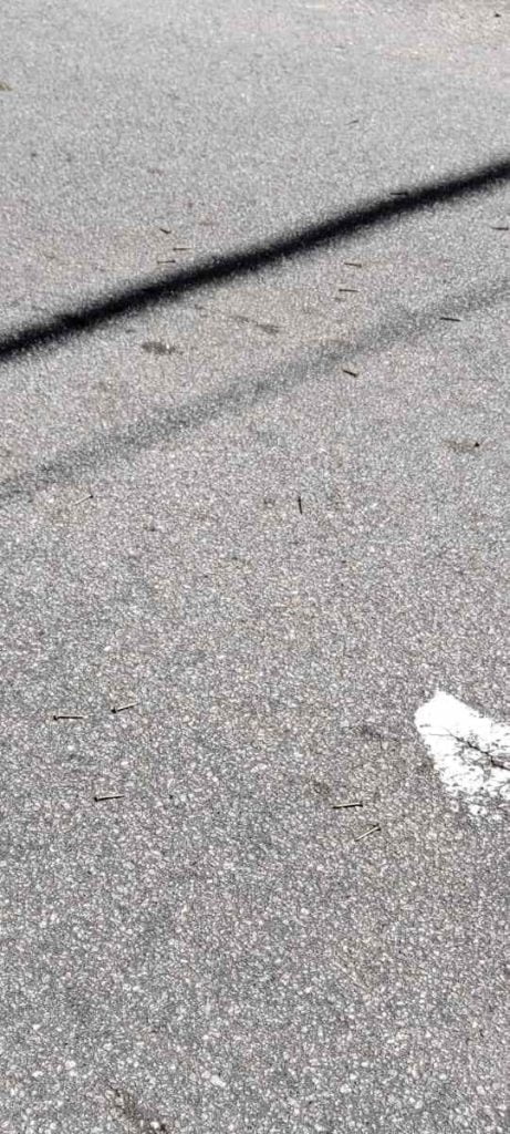 "Tak Lawak Siapa Yg Tabur Paku Ni"-Demi Untung Sanggup Tabur Paku Atas Jalan Raya 1 paku 1