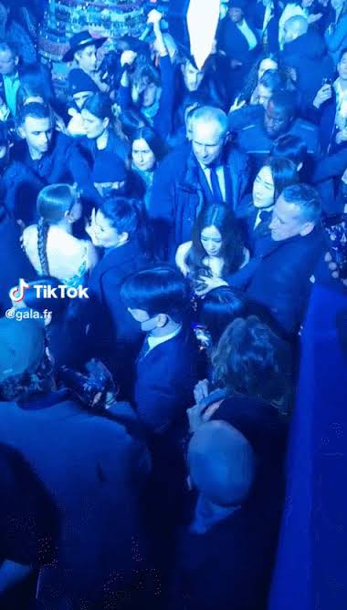 Jisoo BLACKPINK Kelihatan Takut, Seorang Kakitangan Menjadi Viral Kerana Melindunginya 2 unnamed 1 2
