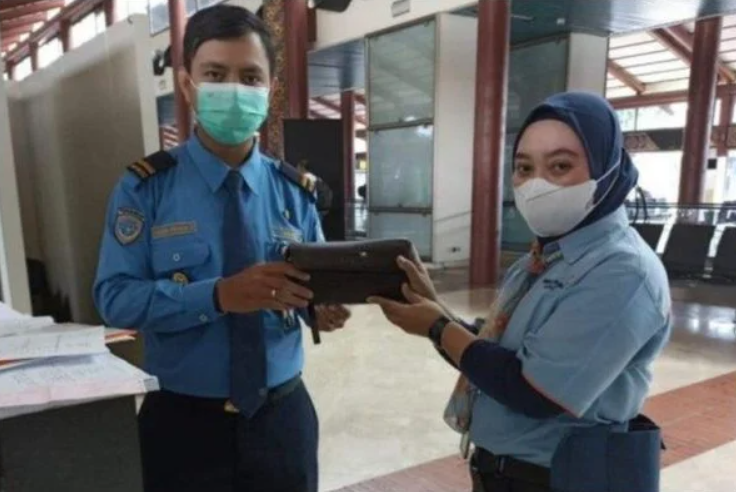 Seorang Wanita Temui Duit Sebanyak RM10 Juta Di Lapangan Terbang, Sekali Ini Yang Dilakukan Oleh Beliau 3 Screenshot 2023 05 20 181941