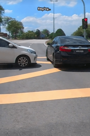 "Buta Warnakah Driver Tu"-Kereta Hampir Bertembung Akibat Langgar Lampu Merah 1 kereta2