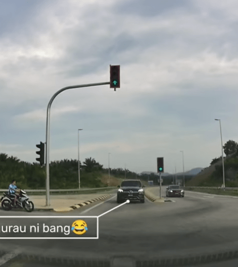 "Ni Lagi Advance Dari Langgar Lampu"-Tersalah Lorong, Rakaman Dashcam Tarik Perhatian 1 lorong