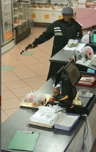Rakaman CCTV Kes Pecah Masuk Lelaki Bersenjata, Netizen Disarankan Untuk Berhati-Hati 1 rakaman