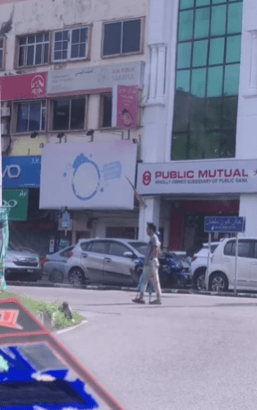 "Fikir Positif, Mungkin Dia Tengah Tolong Tongkat Itu Melintas Jalan"-Netizen 1 tongkat