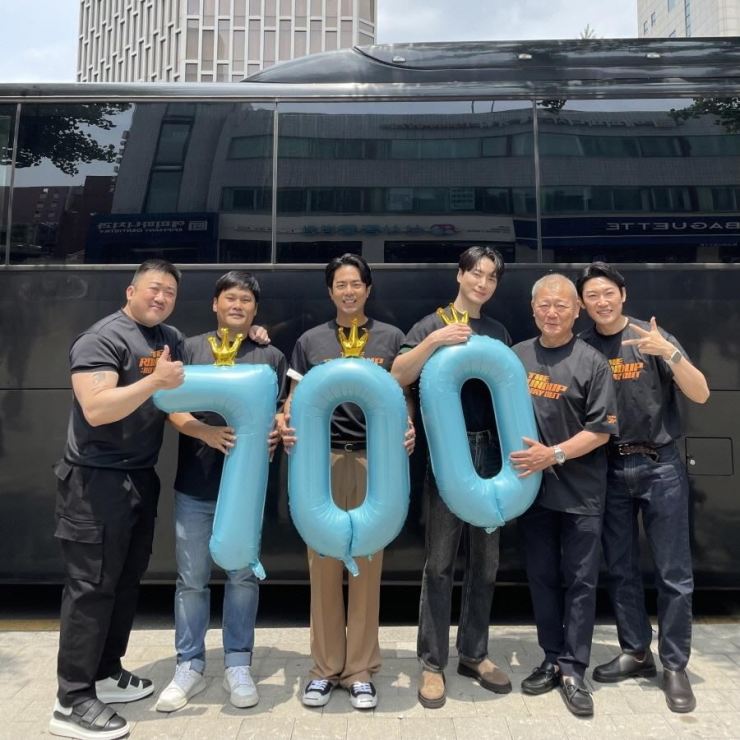 “The Roundup No Way Out," Melepasi 7 Juta Penonton Box Office Korea 2 Pengarah dan barisan pelakon filem komedi aksi Korea 'The Roundup: No Way Out' meraikan filem itu mencecah 7 juta kemasukan dalam foto yang disediakan oleh ABO Entertainment ini. Yonhap