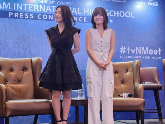 2 Bintang Utama “Bitch X Rich” Mempromosikan Drama Mereka Di Singapura 3 IMG 3047