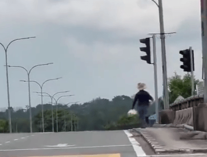 Penjaja Buah Di Lampu Isyarat Lari Bertempiaran Dirakam JSPT 1 JSPT