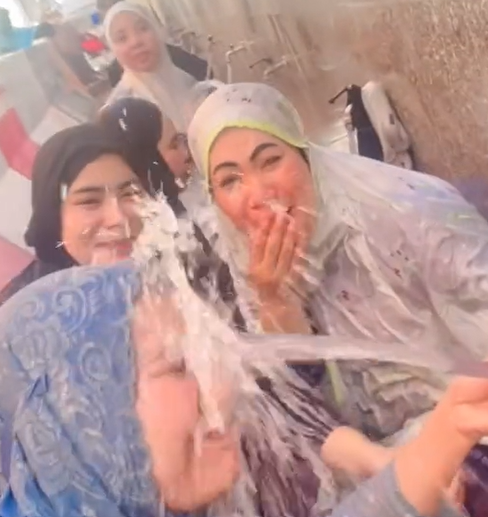 Sekumpulan Wanita 'Selamba' Mandi Air Zam-Zam Dihadapan Orang Ramai 1 Screenshot 2023 06 09 213812