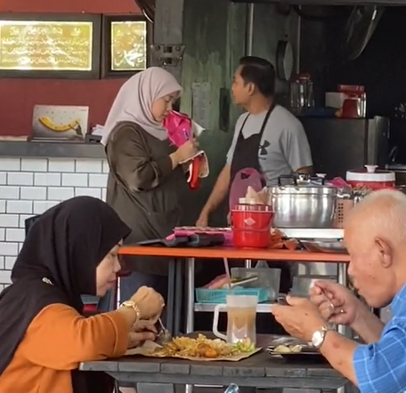 Tegur Pekerja Restoran Makanan Ada Lalat Dan Minta Tukar Baru, Sekali Lain Pula Jadinya 1 Screenshot 2023 06 25 204142