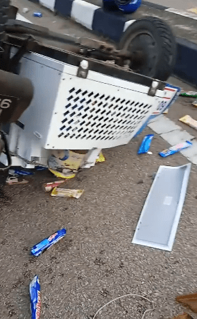 Penjual Aiskrim Terjatuh, Aiskrim Berselerakan Di Tengah Jalan Undang Simpati Netizen 1 aiskrim3