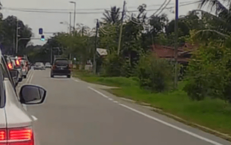 "Lain Macam Skil Potong Barisan Dia"-Rakaman Avanza Potong Barisan Tarik Perhatian Netizen 1 avanza1