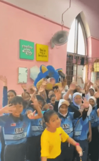5 Tahun Tidak Bertemu, Seorang Ayah Datang Ke Sekolah Membuat Kejutan Untuk Anaknya Buat Netizen Sebak 1 ayah2