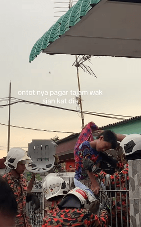 Punggung Budak Lelaki Tercucuk Besi Pagar Rumah, Terpaksa Tahan Sakit 20 Minit 1 besi1