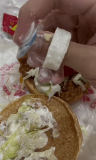 Lelaki Terkejut Jumpa Penutup Botol Dalam Burger McDonald, Ini Reaksinya 1 cDonald