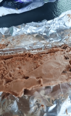"Sebelum Makan Cek Dulu"-Rakaman Coklat Cadbury Ada Ulat Tarik Perhatian Netizen 1 coklat