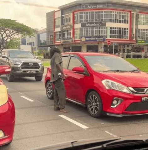 Rakaman Lelaki Kurang Siuman Buat Hal Di Jalan Raya Tarik Perhatian Netizen 1 lelaki
