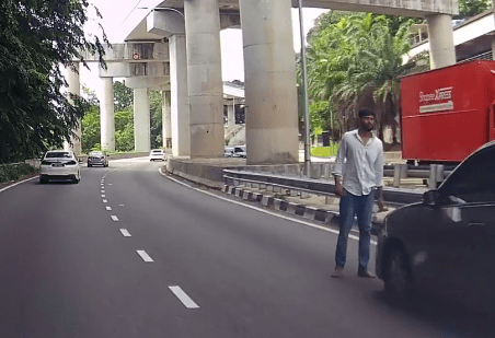 "Mcm Mabuk Je..Bukan Org Sini Tu"-Lelaki Selamba Tahan Kereta Di Tengah2 Jalan Raya 1 mabuk2