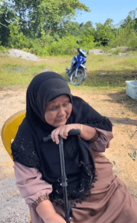 Makcik Menangis Melihat Lembu Yang Paling Dia Sayang Terpaksa Dikorbankan, Netizen Turut Bersimpati 1 makcik1