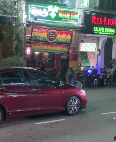 "Trauma Owner Kereta Tu"-Wanita Selamba Menari Di Tengah Jalan Raih Perhatian Netizen 1 menari2