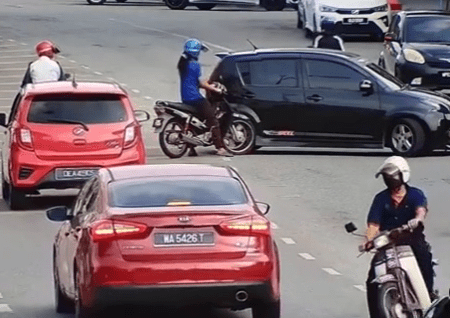 "King Hari2 Buat Hal"-Rakaman Cctv Motosikal Langgar Myvi Buat Pusingan U 1 myvi 1