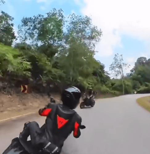 "Fuhh, Nyaris2 Bersepah"-Rakaman Dua Superbike Hampir Bertembung Tarik Perhatian Netizen 1 superbike