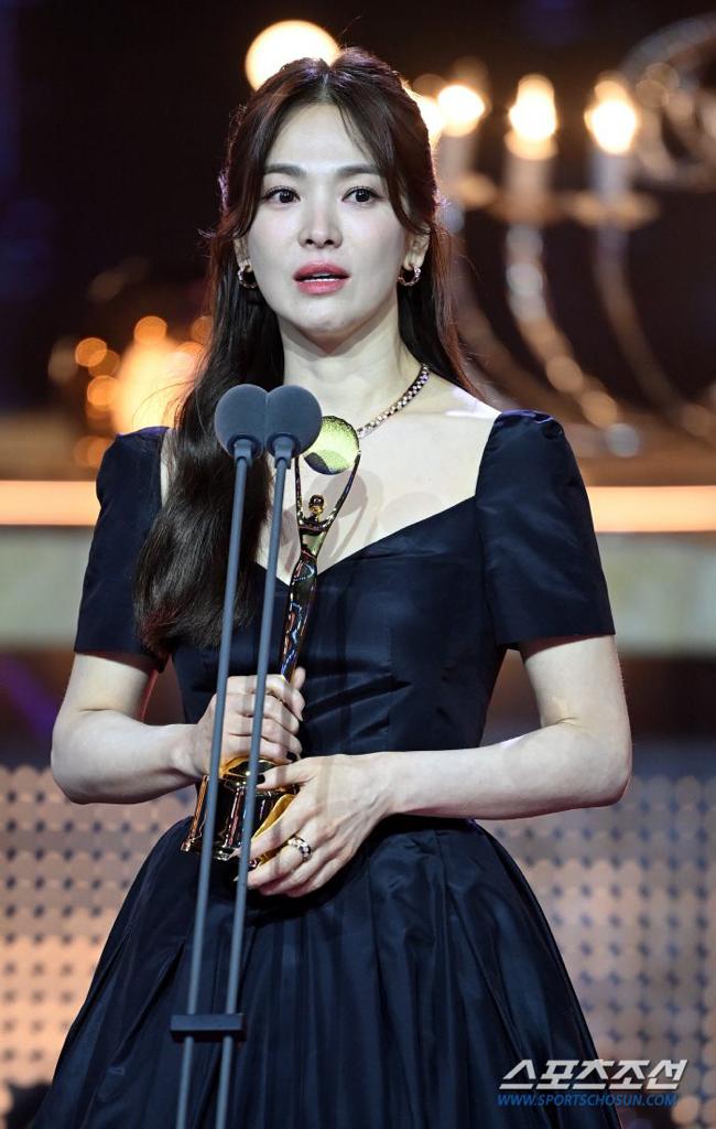 Menang Daesang, Song Hye Kyo Bangga Dengan Kerja Kerasnya 4 28f6b5d0 6e27 4698 9250 778b2eb239e0