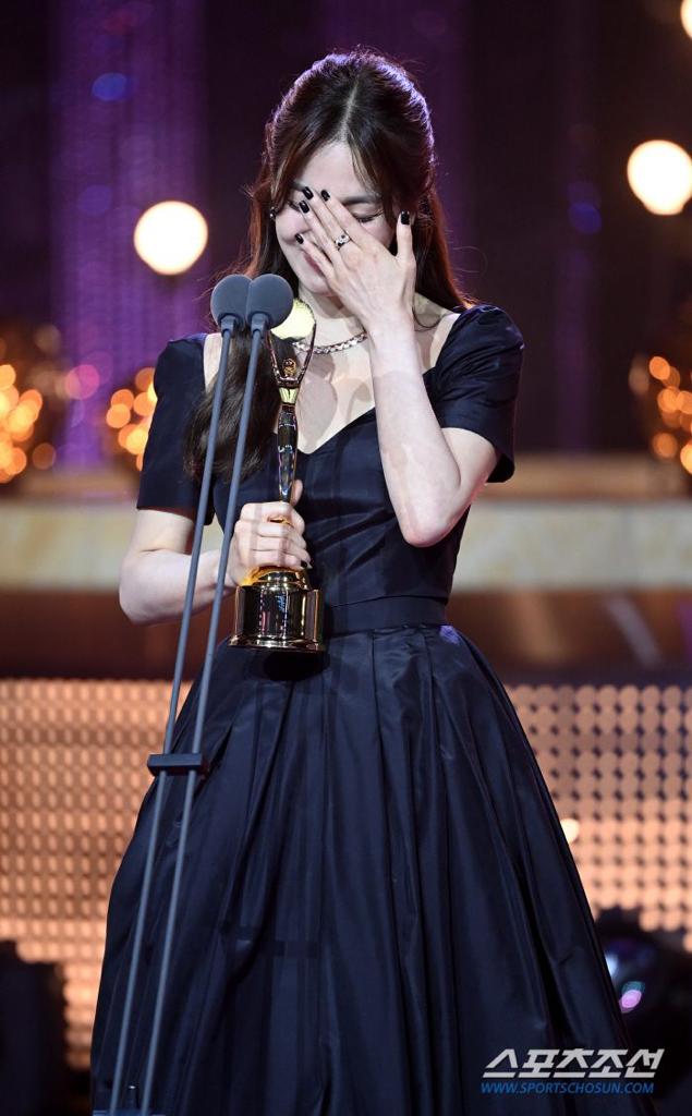 Menang Daesang, Song Hye Kyo Bangga Dengan Kerja Kerasnya 6 7d23a63f cef2 41ba 80df 101ebe5974de