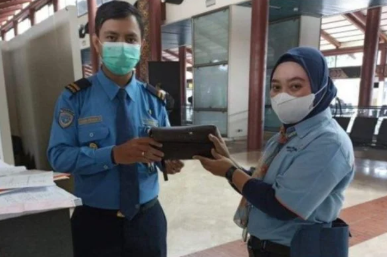 Cleaner Jumpa Duit Hampir RM11 Juta Di Lapangan Terbang, Sekali Tindakannya Buat Ramai Yang Tak Sangka 3 Screenshot 2023 07 08 142448