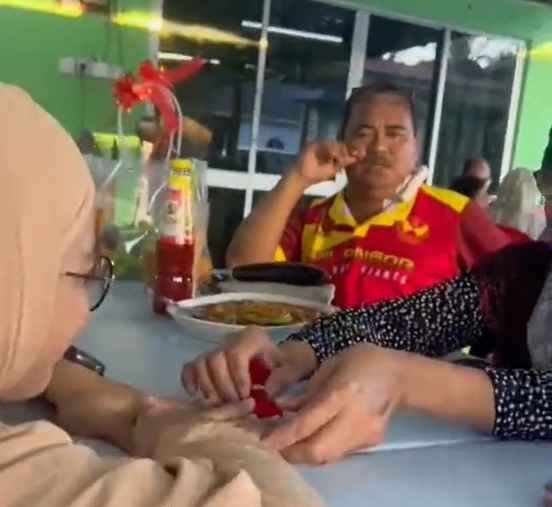 Reaksi Wanita Terima Lamaran Di Kedai Makan, Dapat Pujian Ramai 1 Screenshot 2023 07 12 165720