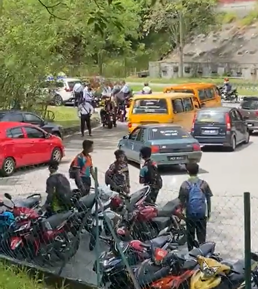 Polis Trafik Tunggu Di Pintu Sekolah, Sekali Reaksi Pelajar Bawa Motosikal Pula Tarik Perhatian Ramai 1 Screenshot 2023 07 14 154241
