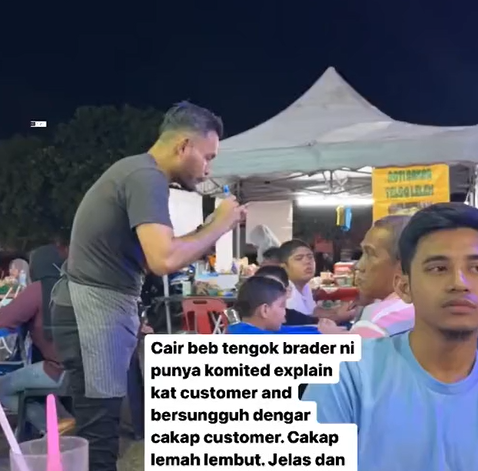 Ambil Order Sambil Membongkok, Reaksi Pekerja Ini Dapat Pujian Ramai 1 Screenshot 2023 07 27 123645