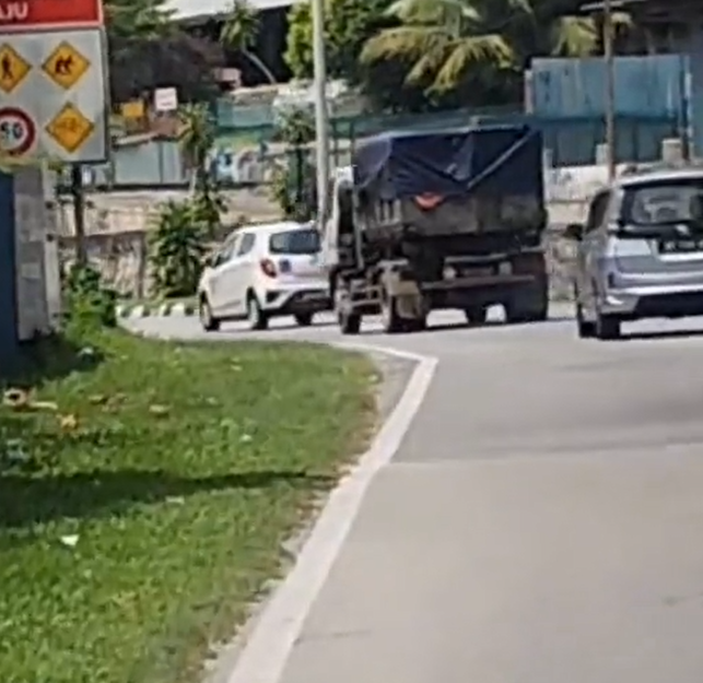 Reaksi Bapa Sanggup Ikut Dari Belakang Ketika Anak Jalani Ujian Jalan Raya, Dapat Pujian Ramai 1 Screenshot 2023 07 30 131045