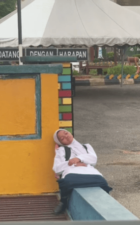 Rakaman Adik Menunggu Family Ketika Balik Sekolah Sehingga Tertidur Buat Netizen Sebak 1 adik