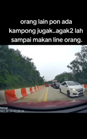 Masuk Line Orang Di Jalan Raya, Situasi Ini Buat Netizen Tak Puas Hati 1 kereta