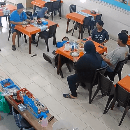 Fokus Pada Perempuan Tapi Lelaki Yang Jatuh Kerusi, Ramai Salahkan Kerusi Tersebut 1 kerusi