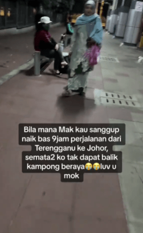 Kerana Anak Tak Dapat Balik Beraya, Seorang Mak Sanggup Menaiki Bas 9 Jam Dari Terengganu Ke Johor 1 mak1