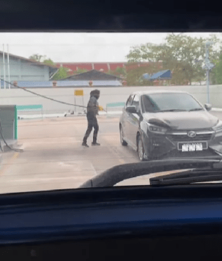 "Tak Semua Kotak Kuning Tak Boleh Masuk"-Gelagat Wanita Ini Isi Minyak Buat Ramai Terhibur 1 minyak 1