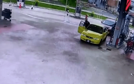 Kereta Dicuri Ketika Isi Minyak, Netizen Disarankan Untuk Berhati-Hati Di Stesyen Minyak 1 minyak