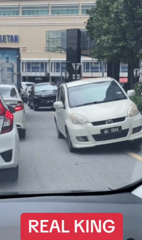 Geng 'Perodua' Problem, Kereta Diketuai Myvi Naik Divider Tarik Perhatian Netizen 1 myvi