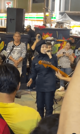 "Dahlah Cantik Suara Pulak Padu"-Nyanyian Akak Polis Buat Netizen Jatuh Cinta 1 nyanyian1