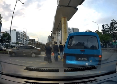 Rakaman Van Berhenti Di Tengah Jalan Turunkan Pekerja Buat Netizen Marah 1 van1
