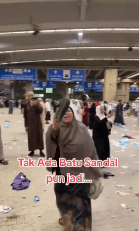 Melontar Jamrah Menggunakan Sandal, Ramai Yang Pertikaikan Cara Wanita Ini 1 wanita 1