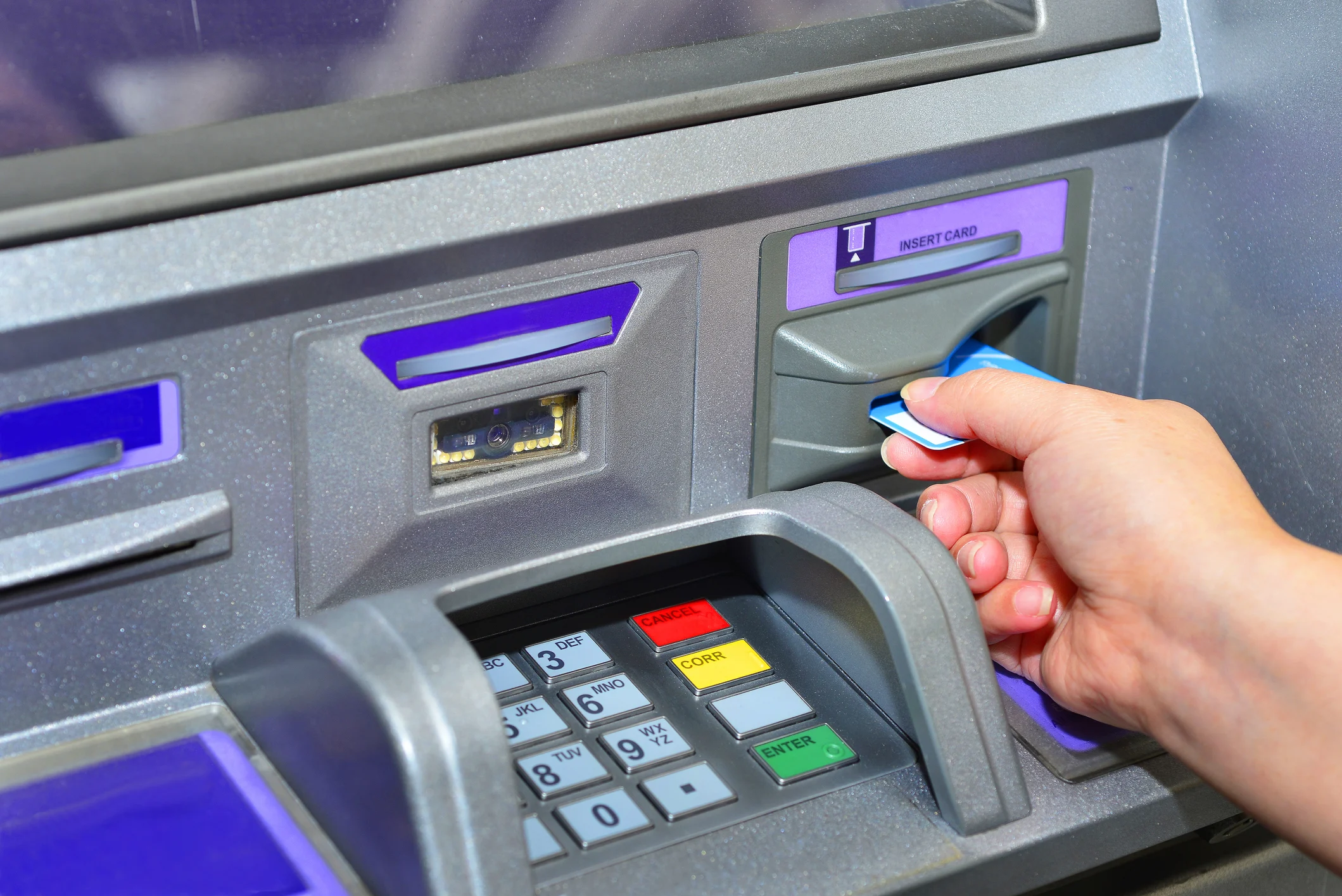 Duit RM7.4 Juta Keluar Sendiri Tanpa Dikesan, sekali Lelaki Jadi Jutawan Selepas Mesin ATM Rosak 3 Customer using ATM