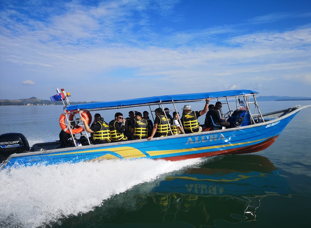 Disuruh 'Diam' Ketika Perjalanan Melakukan Aktiviti Snorkeling, Reaksi Abang Bot Ini Buat Ramai Yang Tak Sangka 1 Screenshot 2023 08 01 085217